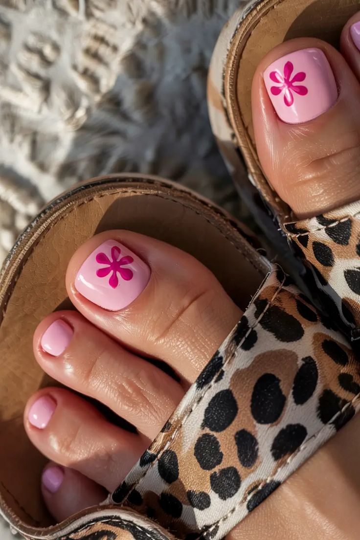 Nail art floral minimalista rosa para p&eacute;s