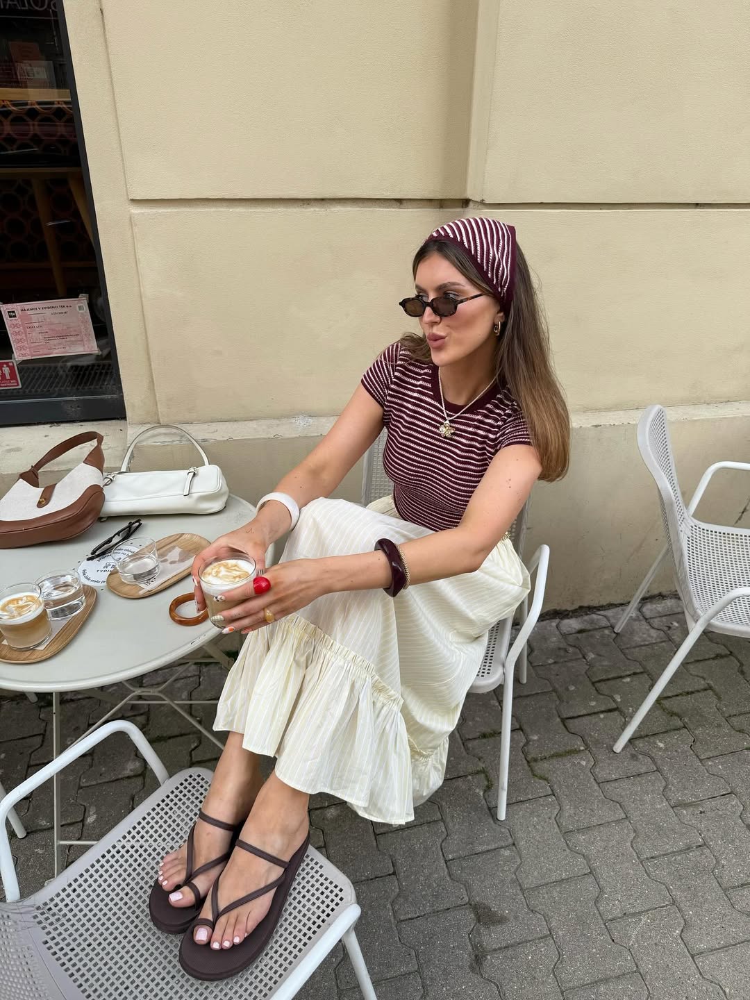 Rasteirinha de tiras finas refor&ccedil;a o minimalismo em 2026