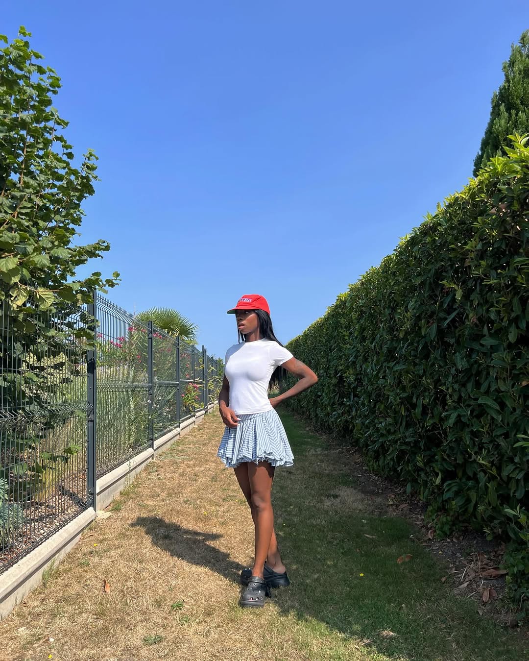 Bon&eacute; cl&aacute;ssico aparece em looks femininos no ver&atilde;o 2026