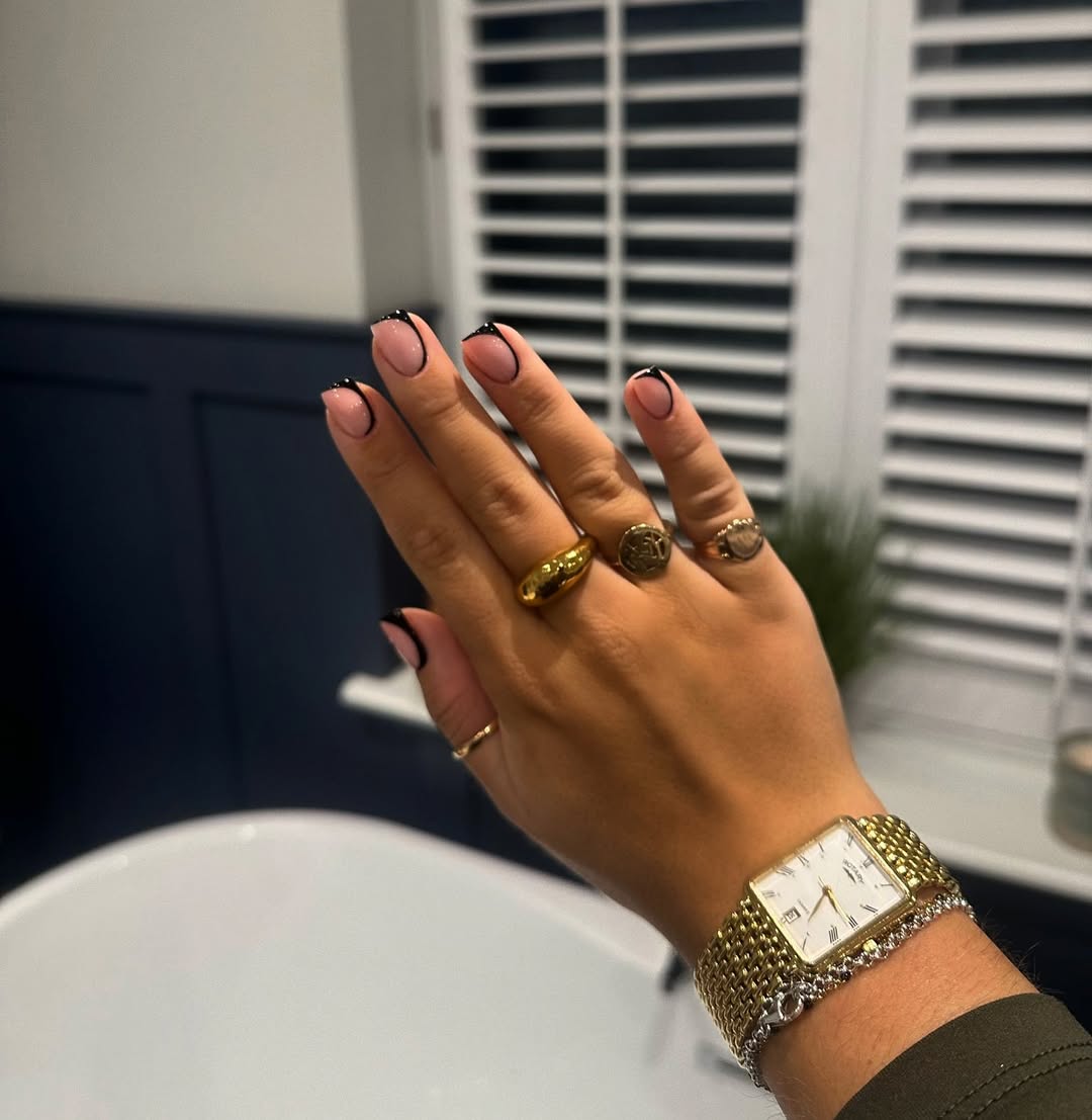 Unhas quadradas curtinhas s&atilde;o pr&aacute;ticas, modernas e seguem em alta em 2026