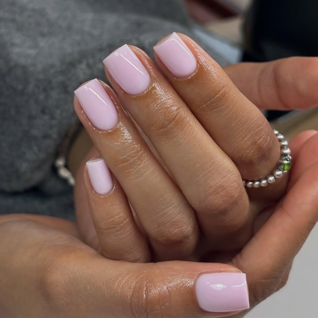 Unhas quadradas delicadas em tons claros s&atilde;o tend&ecirc;ncia elegante para 2026