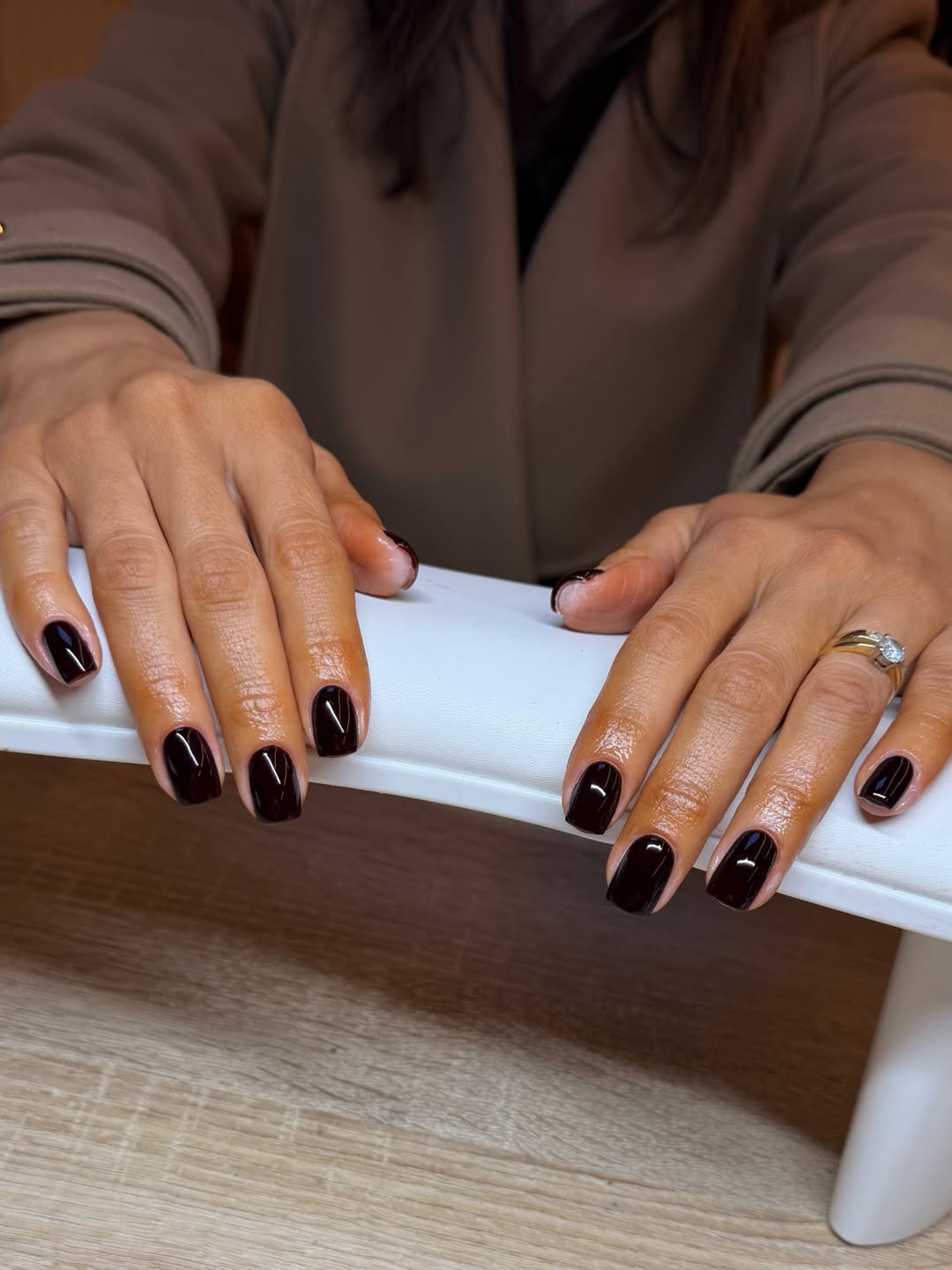 Unhas quadradas com esmalte preto s&atilde;o cl&aacute;ssicas e seguem em alta em 2026