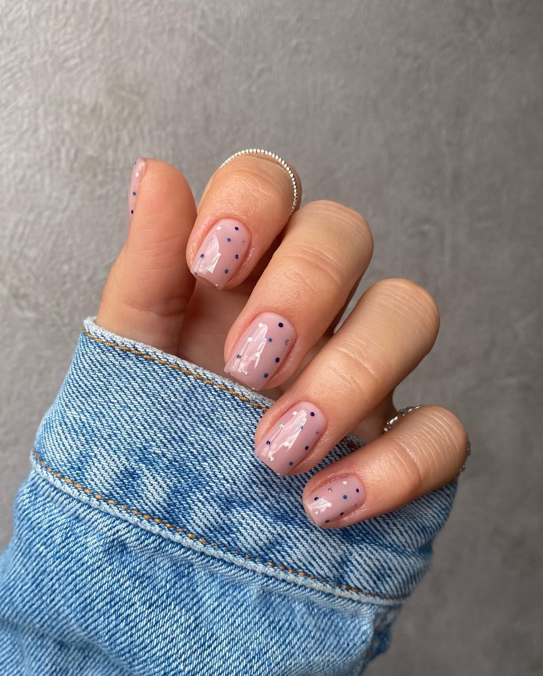 Unhas quadradas com po&aacute; continuam em alta em 2026