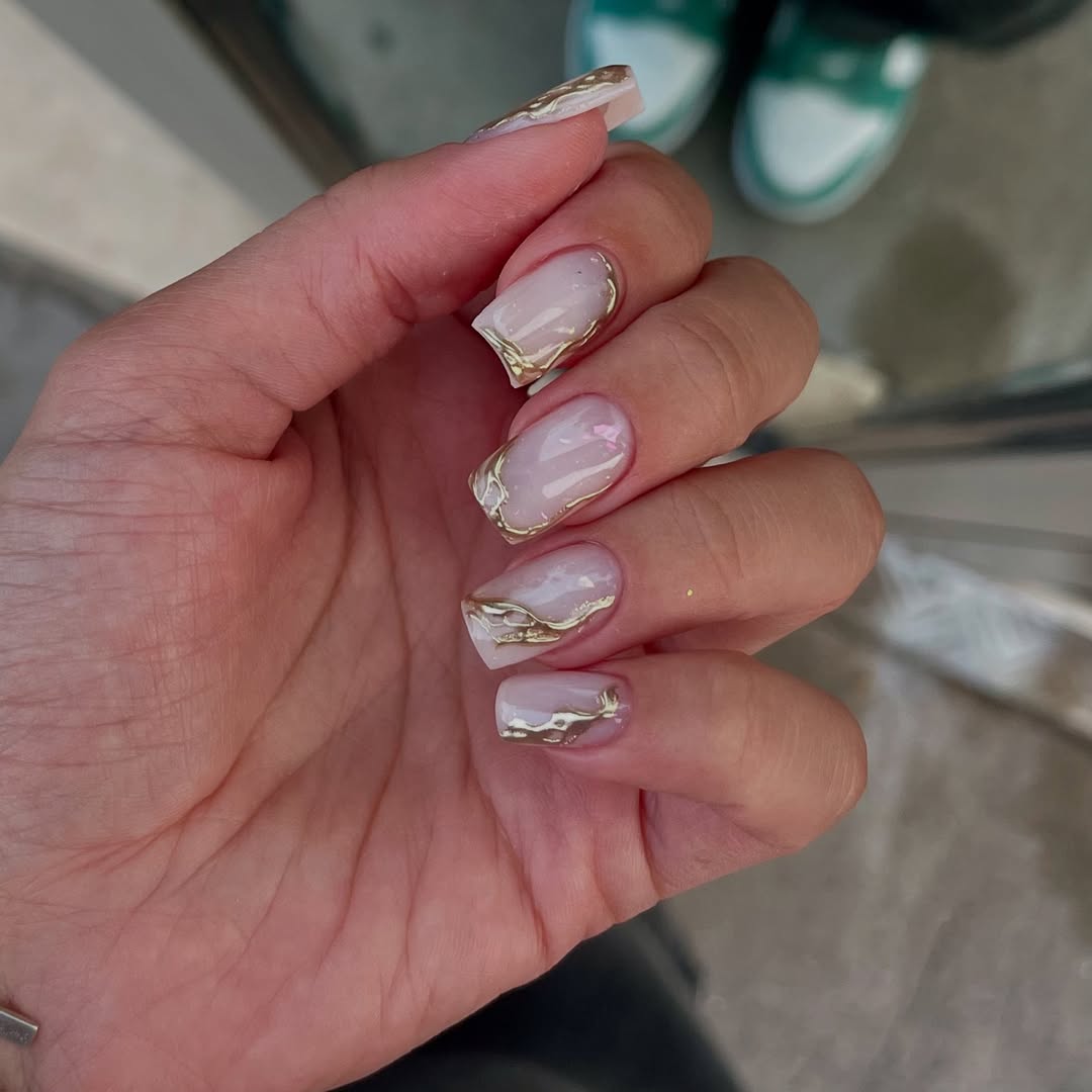 Unhas quadradas com efeito cromado s&atilde;o tend&ecirc;ncia moderna para 2026