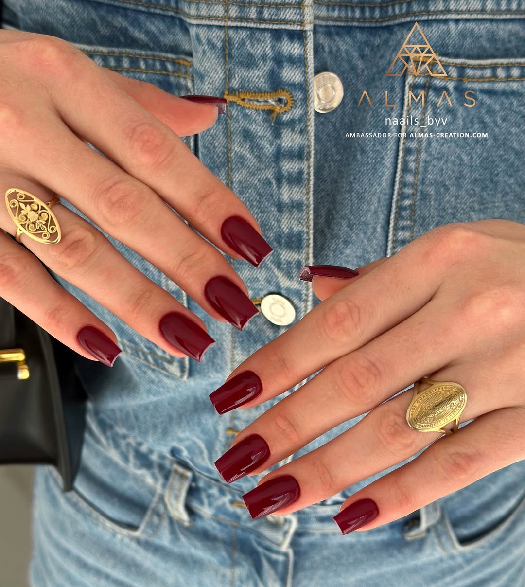 Unhas quadradas em tom vinho s&atilde;o tend&ecirc;ncia sofisticada para 2026