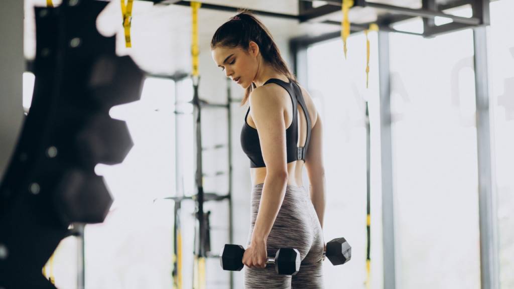 Tríceps firme e definido: 8 exercícios para acabar com o “tchauzinho”