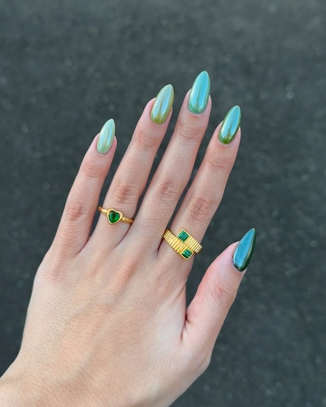 Foto de uma m&atilde;o com as unhas coloridas de verde turquesa