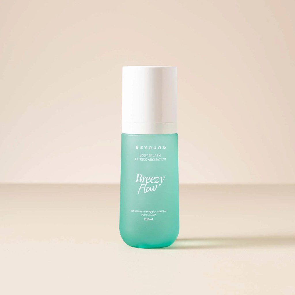 Frasco em degrad&ecirc; verde &aacute;gua com tampa branca do body splash Breezy Flow, fragr&acirc;ncia c&iacute;trica arom&aacute;tica leve e refrescante para dias quentes.