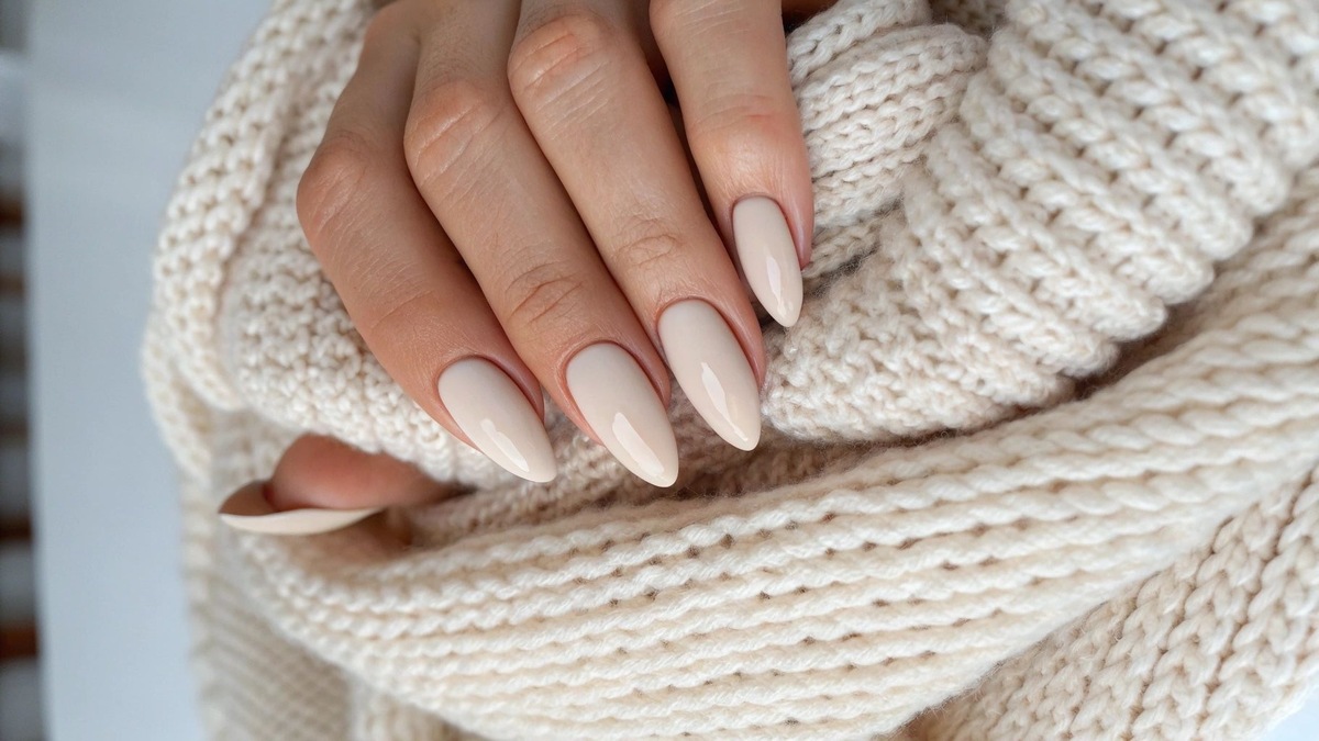 Unha pintada com esmalte branco