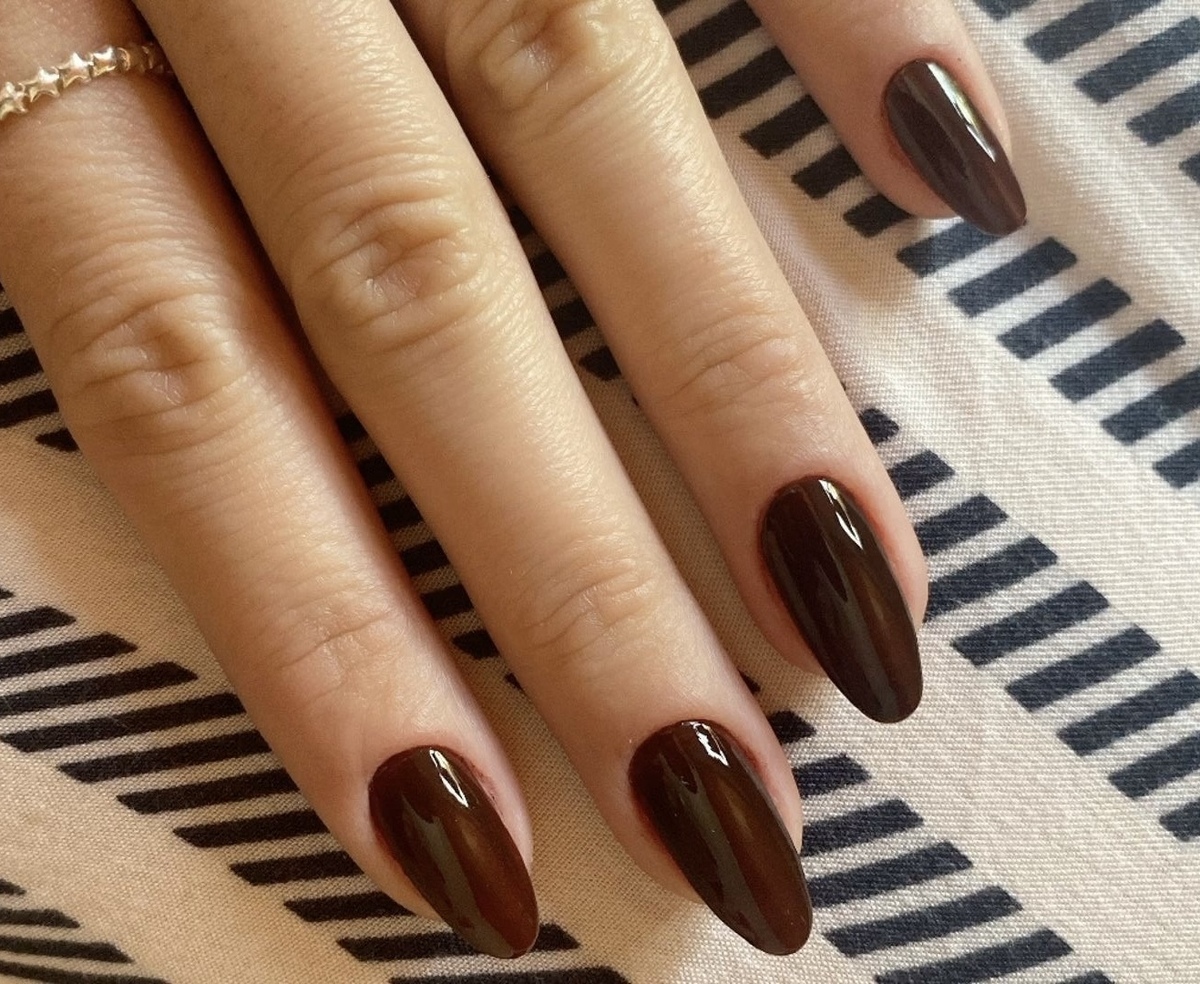 Unha pintada com esmalte marrom