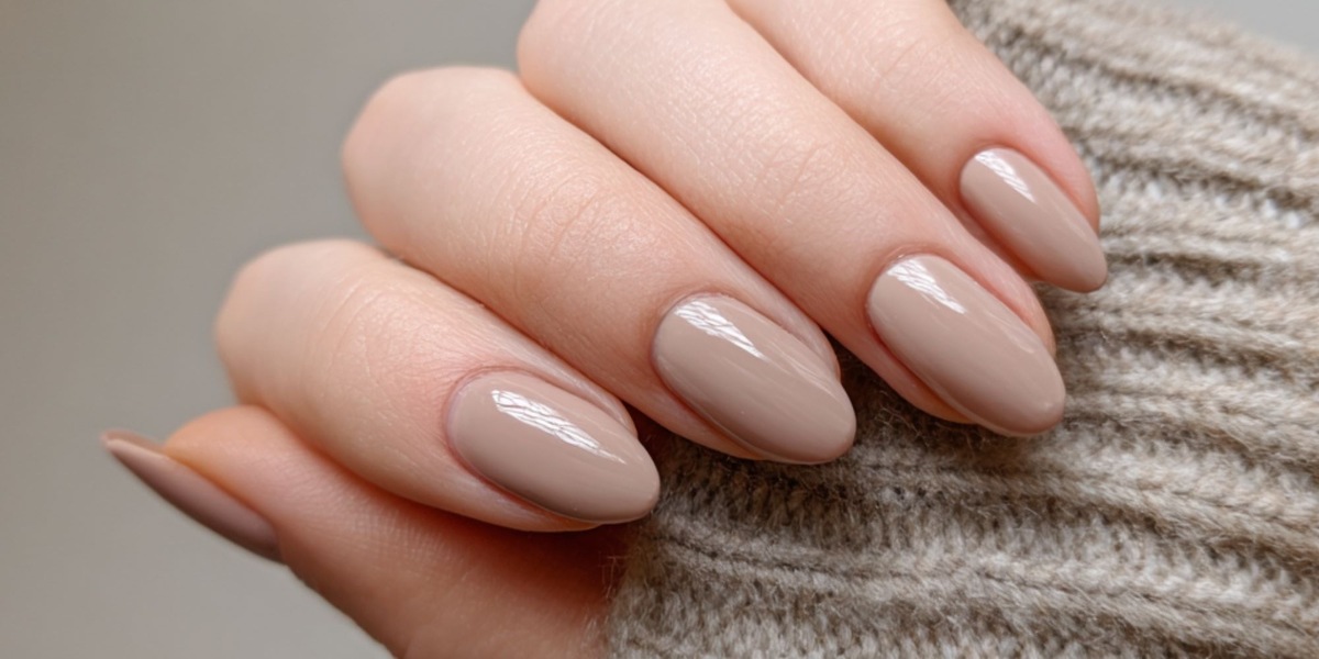 Unha pintada com esmalte nude
