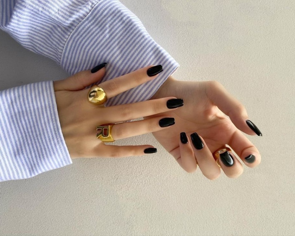 Unha pintada com esmalte preto