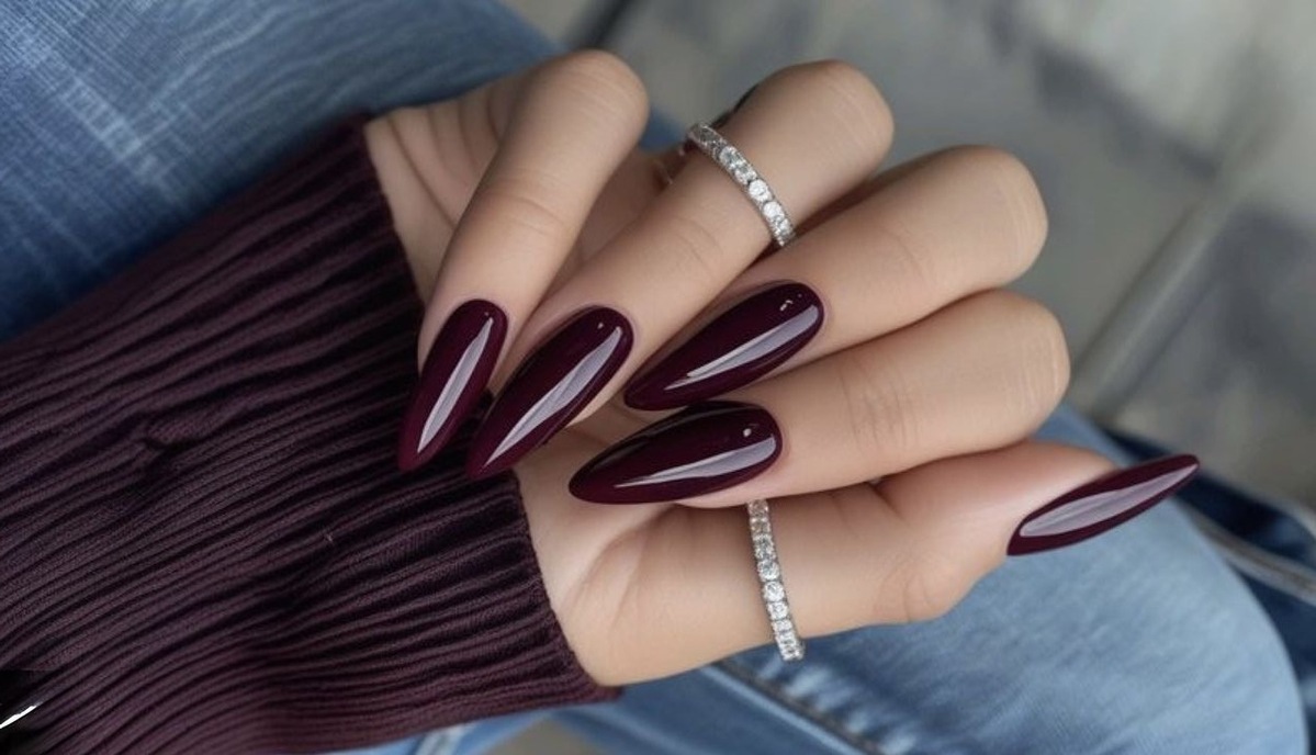 Unha pintada com esmalte vinho