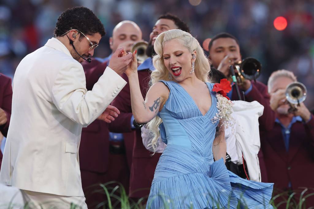 O significado por trás das roupas de Bad Bunny e Lady Gaga no Super Bowl