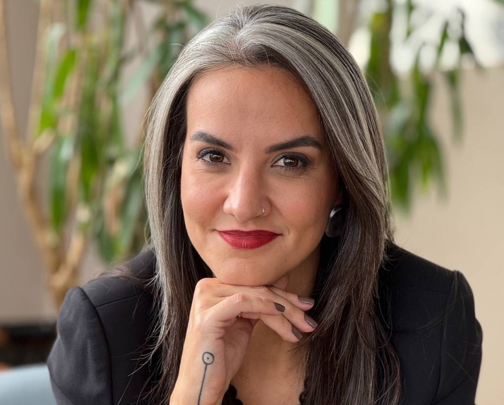 Ela tatua mulheres maduras — e ajuda a curar feridas invisíveis