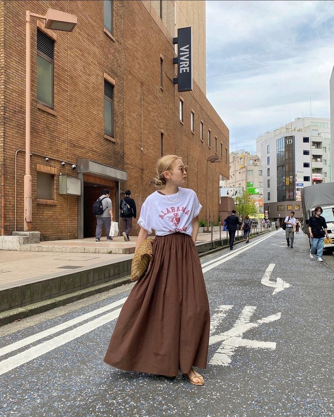 As saias fluidas criam movimento, leveza e feminilidade &ndash; caracter&iacute;sticas centrais do universo da s&eacute;rie. Combine com tops simples ou camisas estruturadas para um contraste moderno.