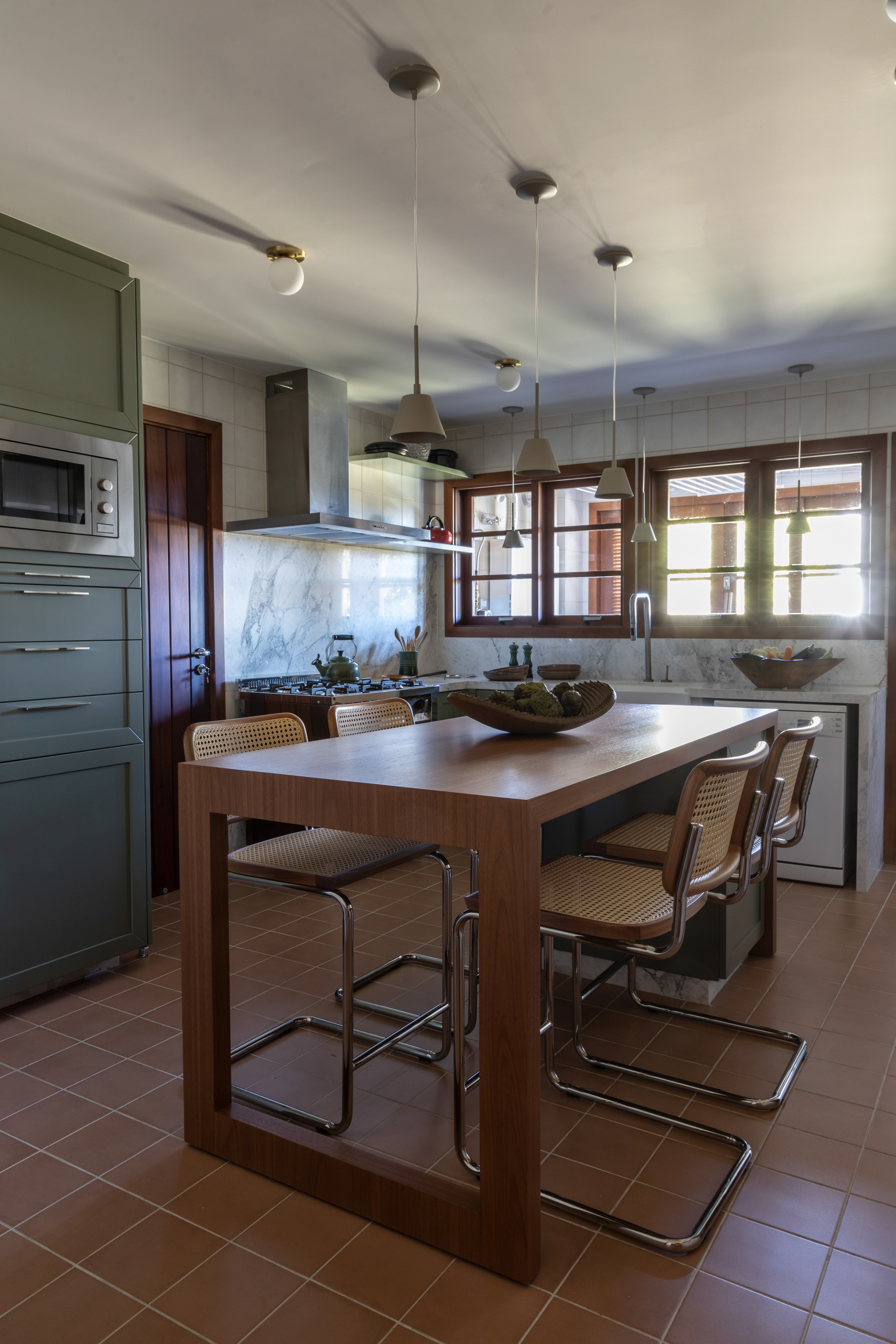 Cozinha retr&ocirc; com m&oacute;veis em cer&acirc;mica, madeira e tons de verde escuro