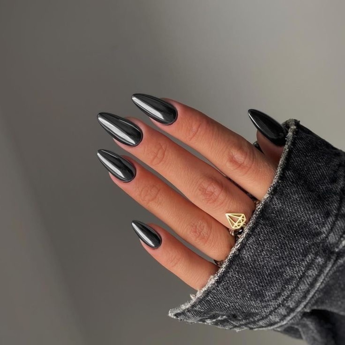 Unha com esmalte prata cromado