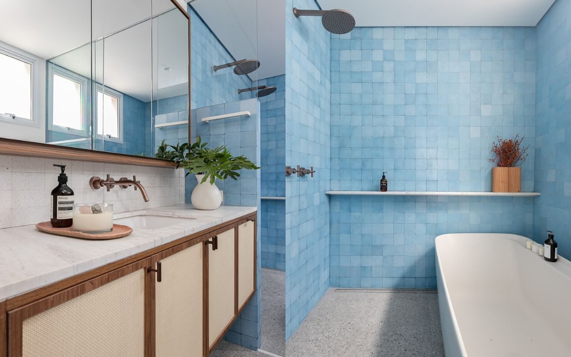 Banheiro vintage com azulejos azuis claros e banheira branca