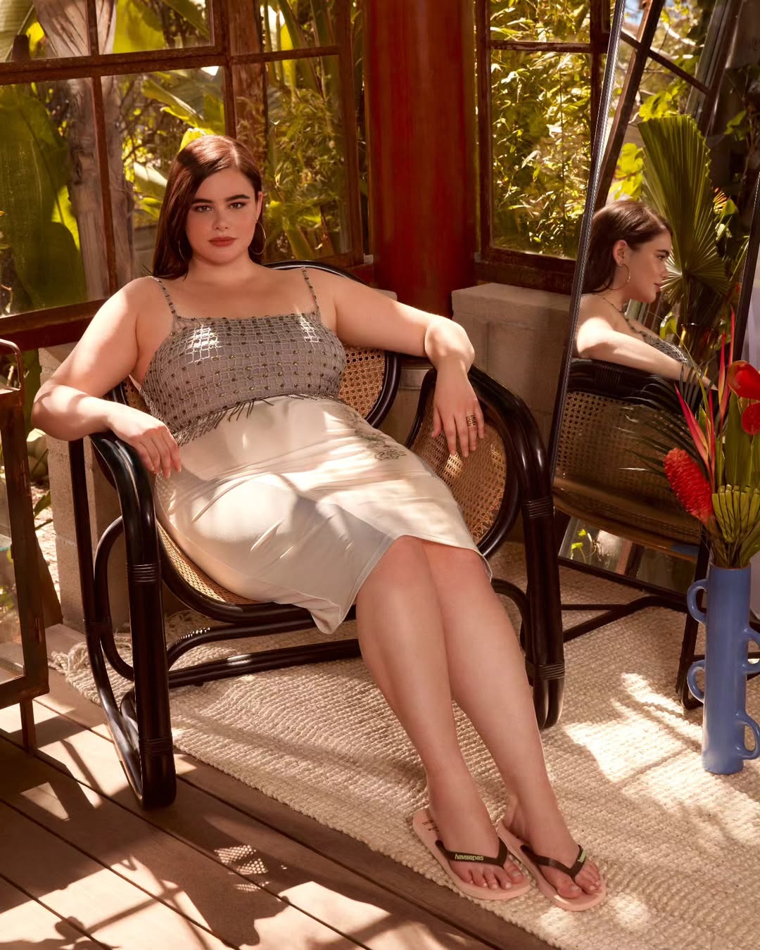 Barbie Ferreira usando chinelo havaianas