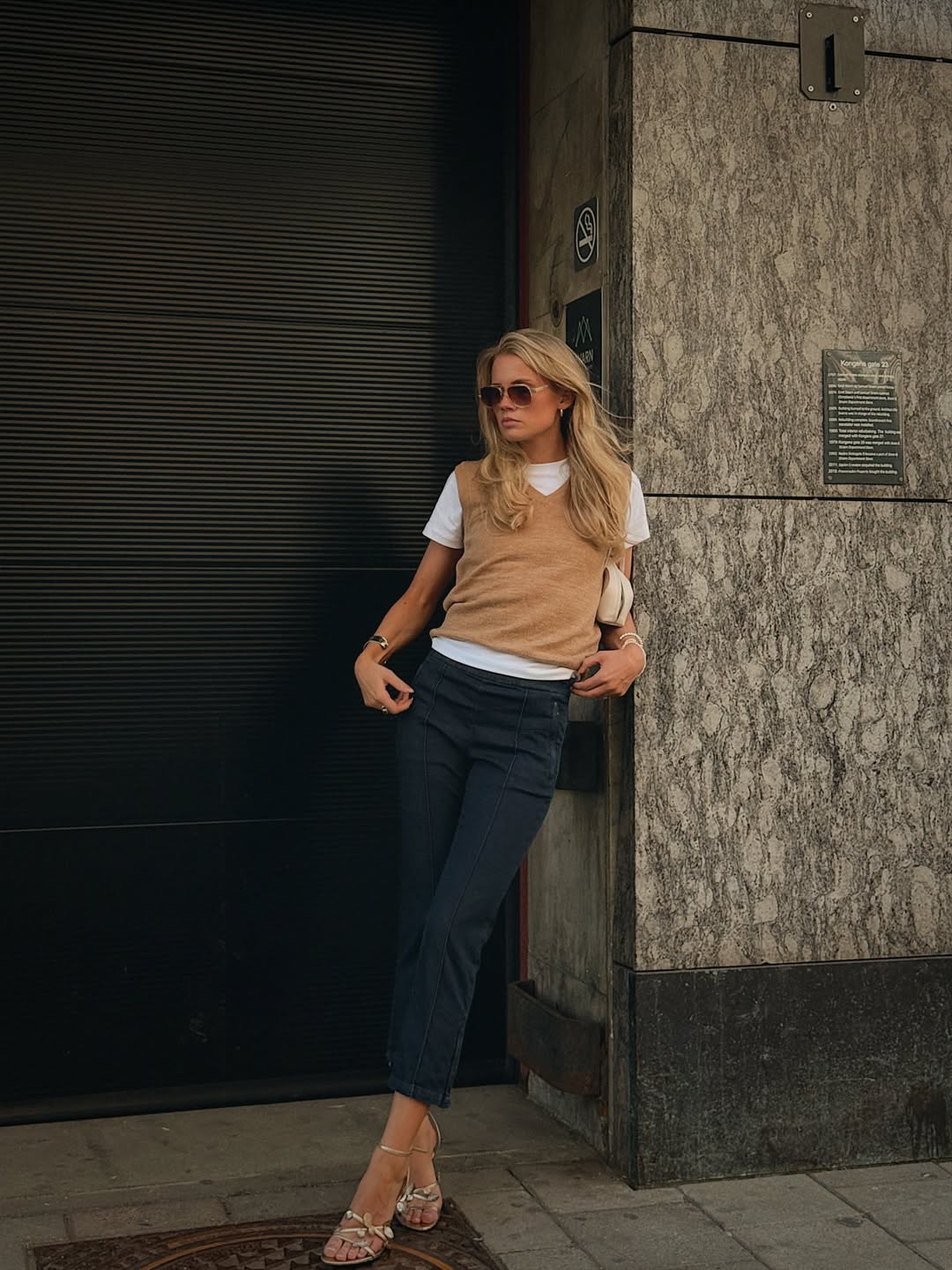 Look com camiseta branca, colete e cal&ccedil;a jeans