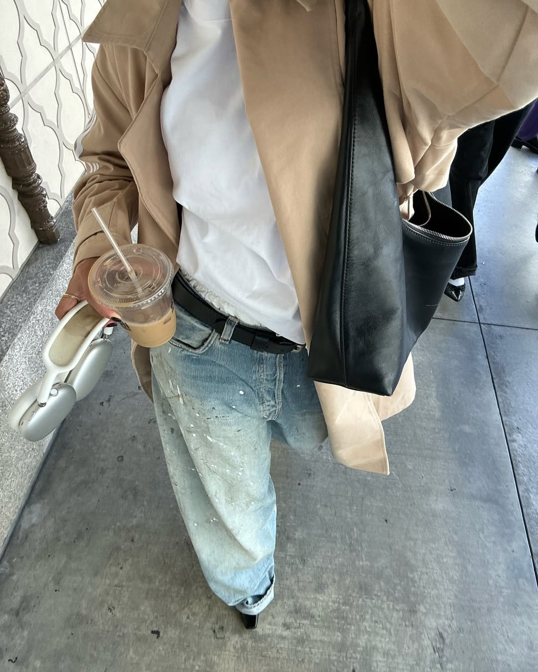 Look com camiseta, trench coat e cal&ccedil;a jeans