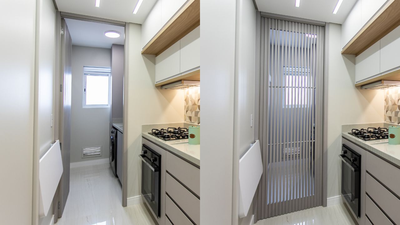 Cozinha pequena com porta de correr ripada cinza para a lavanderia