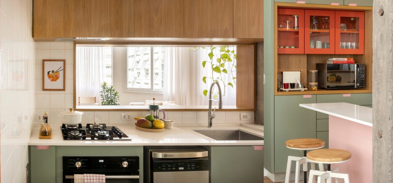 Cozinha retr&ocirc; com mdf verde claro e arm&aacute;rios vermelhos