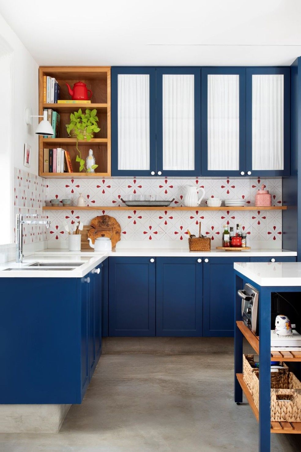 Cozinha com azulejos estampados, mdf azul escuro e arm&aacute;rio de madeira