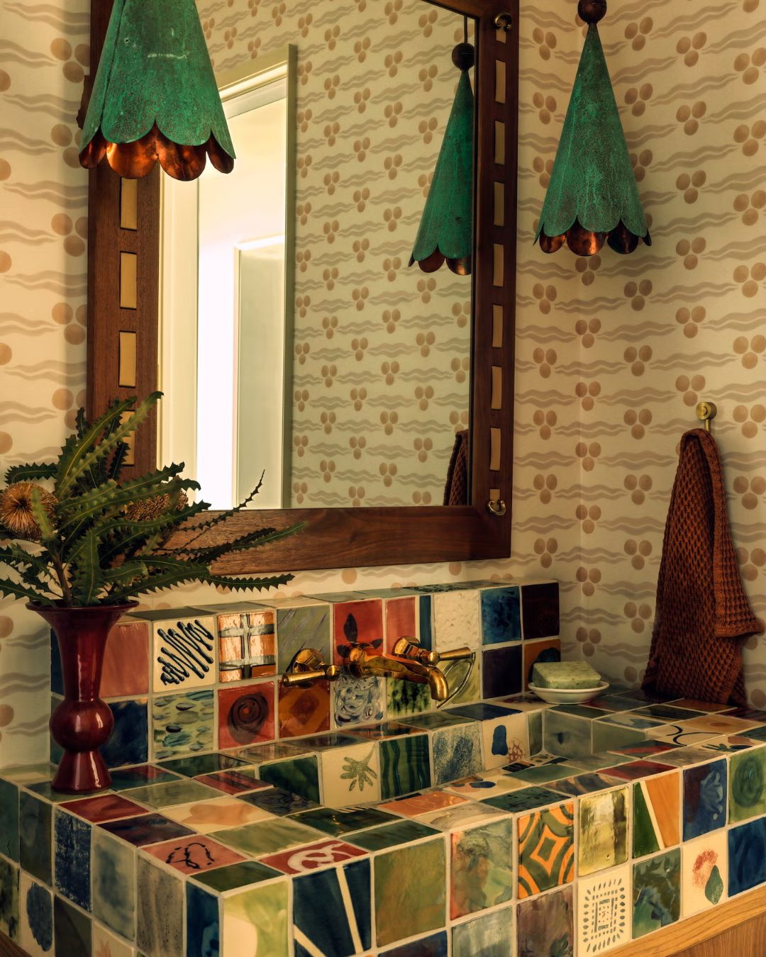 Cuba revestida por um patchwork de azulejos estampados, com uma composi&ccedil;&atilde;o rica em cores terrosas, verdes e azuis