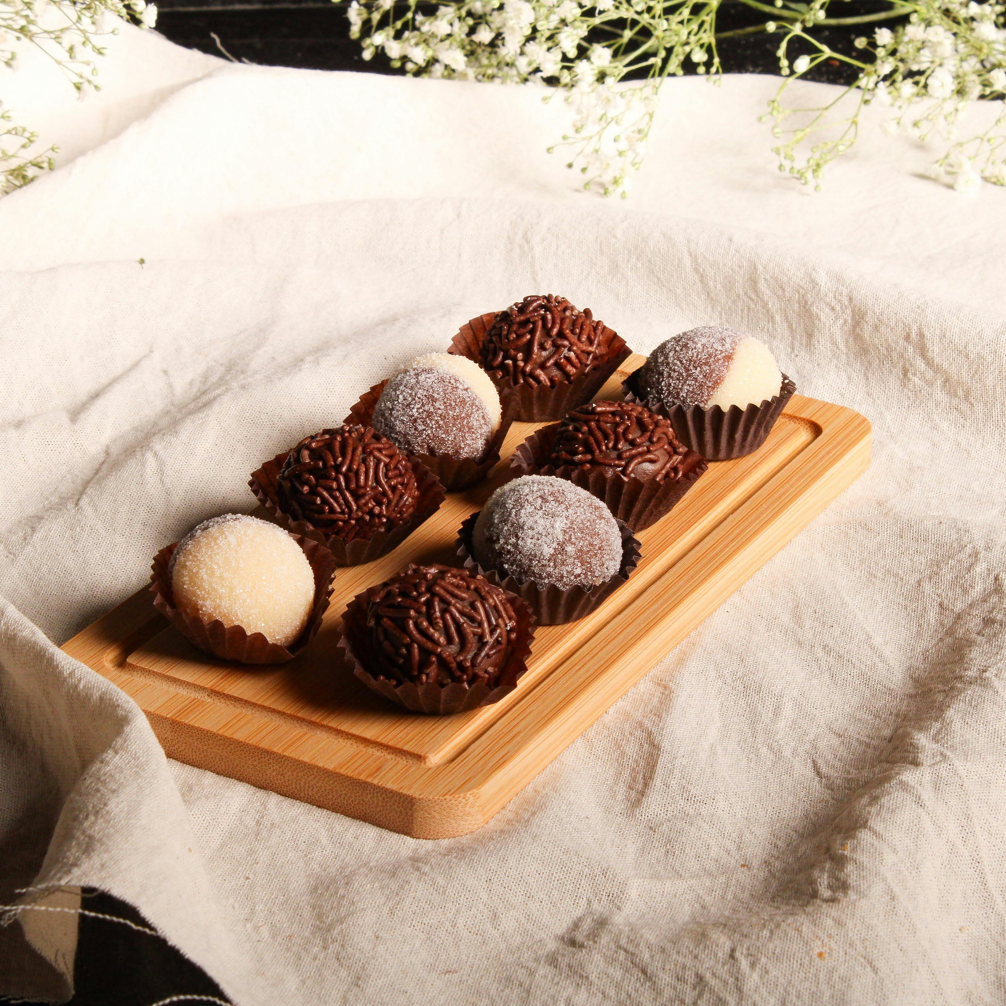 Foto de brigadeiros em cima de uma t&aacute;bua