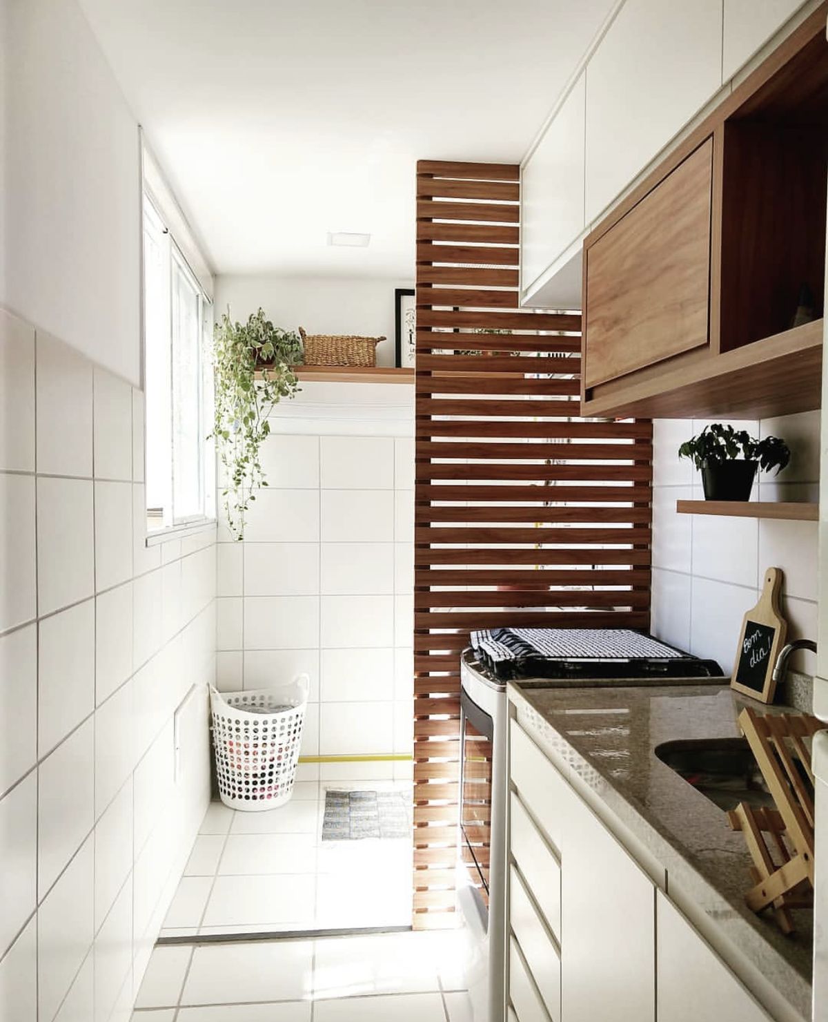 Painel ripado de madeira separa parcialmente a cozinha da &aacute;rea de servi&ccedil;o