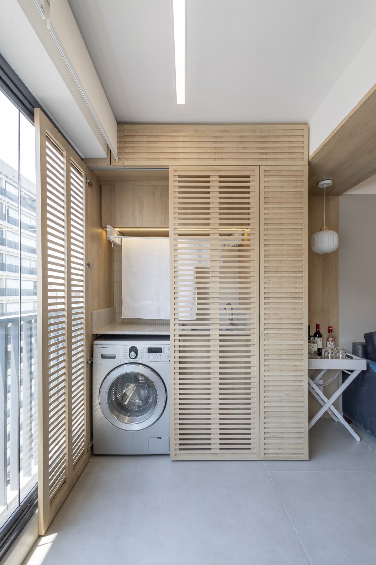 Arm&aacute;rio planejado esconde lavanderia em apartamento