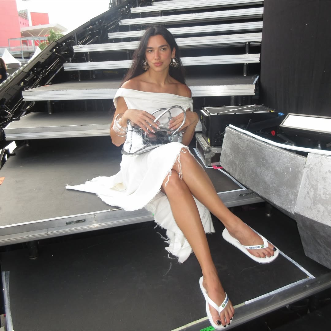 Dua Lipa usando chinelo havaianas