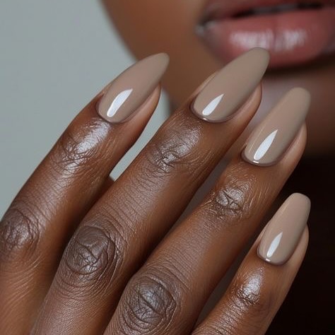 Esmalte nude caramelo em unhas alongadas destacando a pele negra