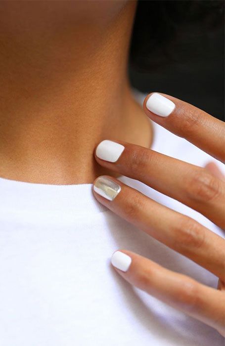 Close em m&atilde;o feminina usando filha &uacute;nica cintilante