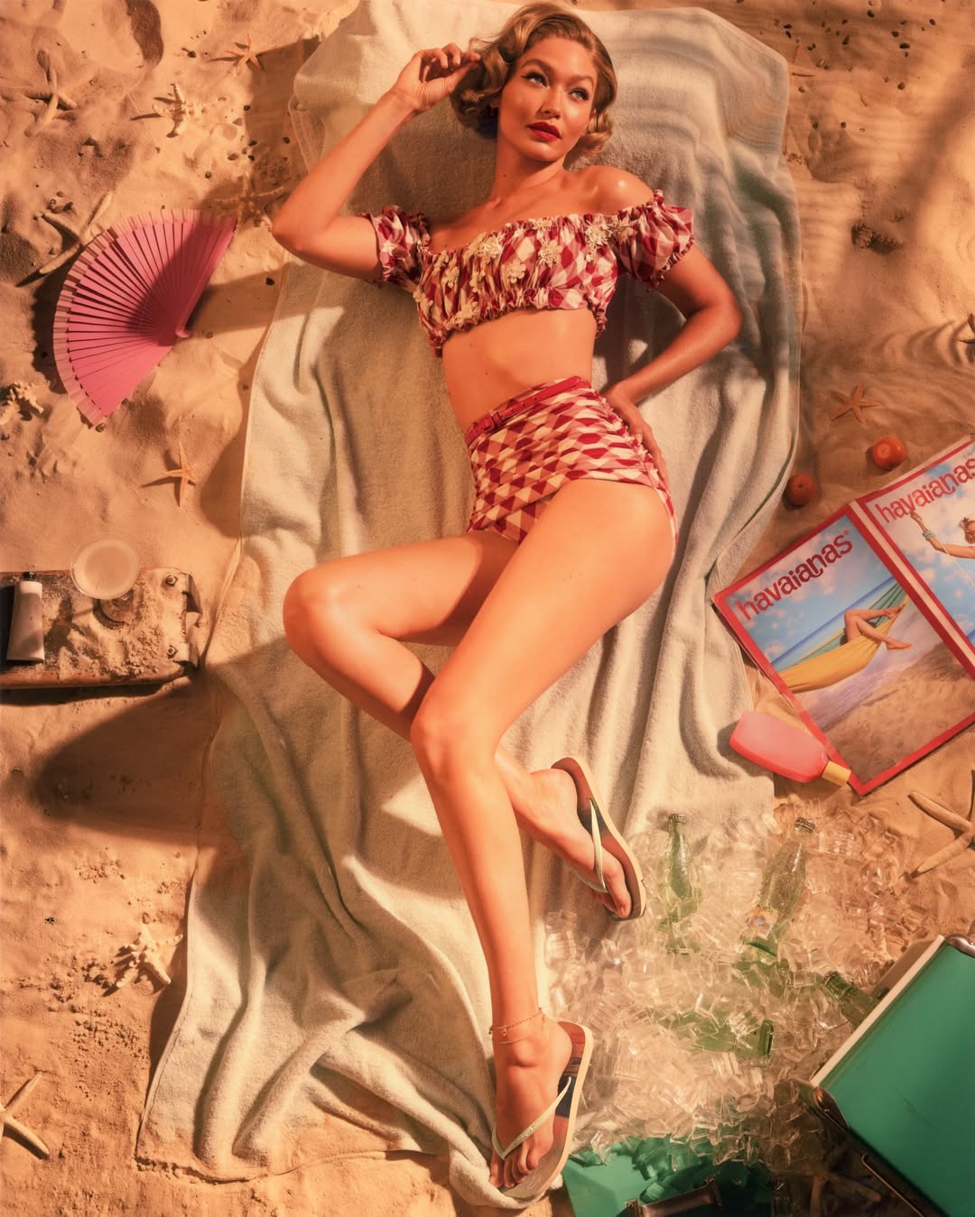 Gigi Hadid usando chinelo havaianas