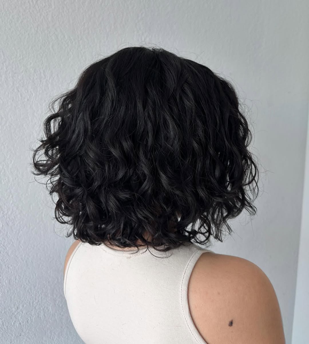Corte bob ondulado com volume nas ra&iacute;zes e ondas definidas