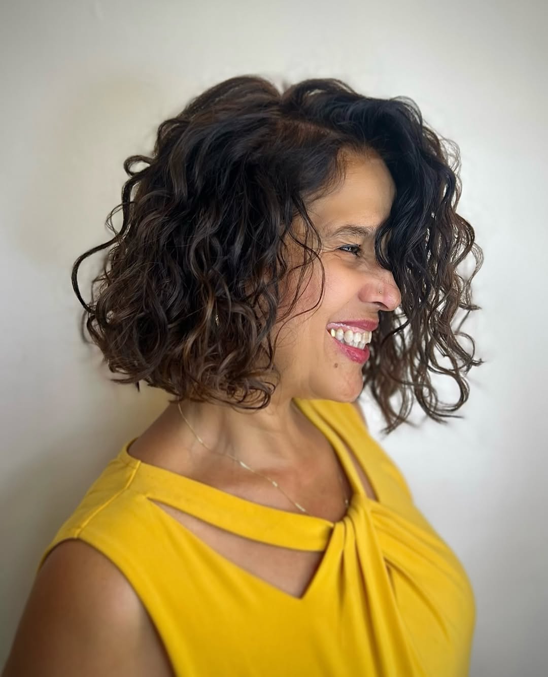 Corte bob ondulado desconstru&iacute;do e natural