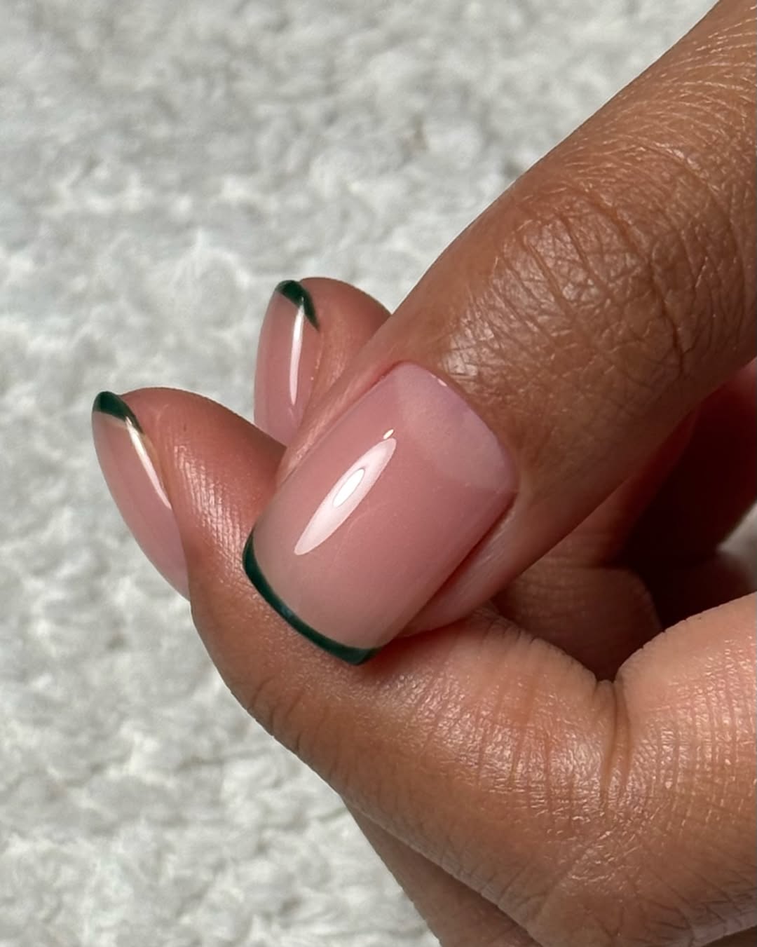 Microfrancesinha verde escura com base nude