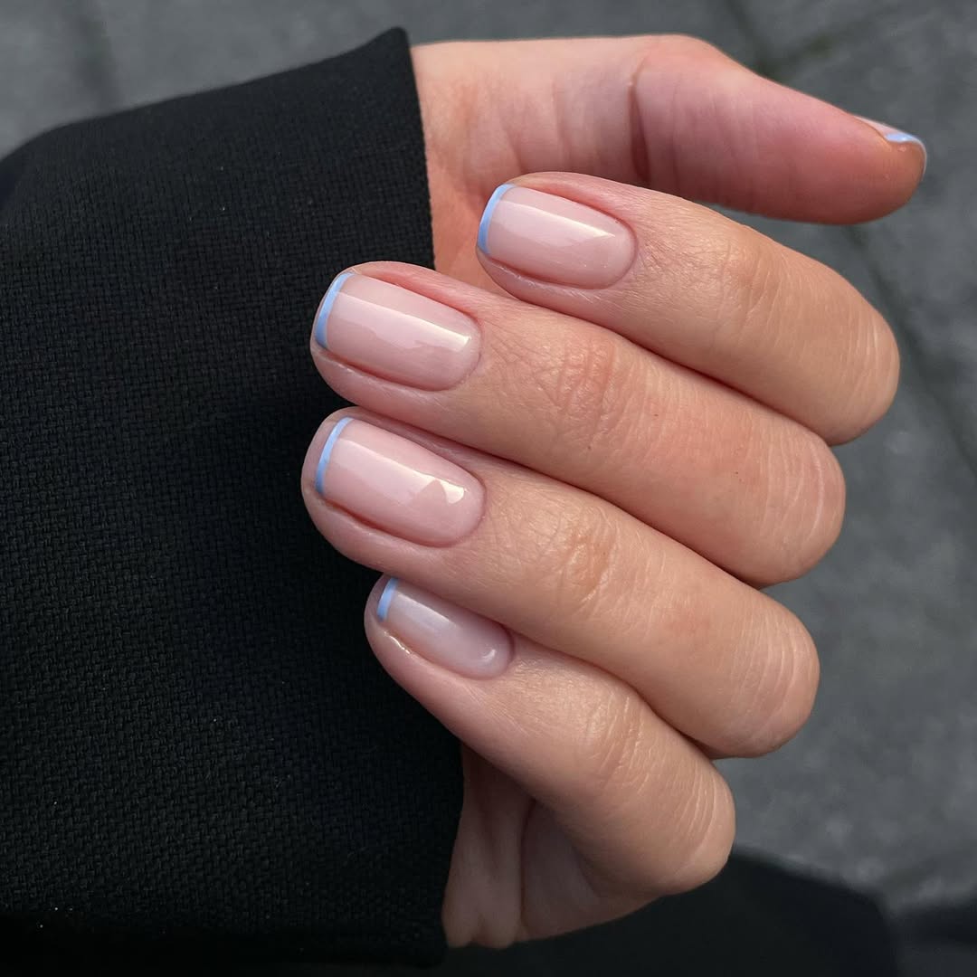 Microfrancesinha azul clara minimalista