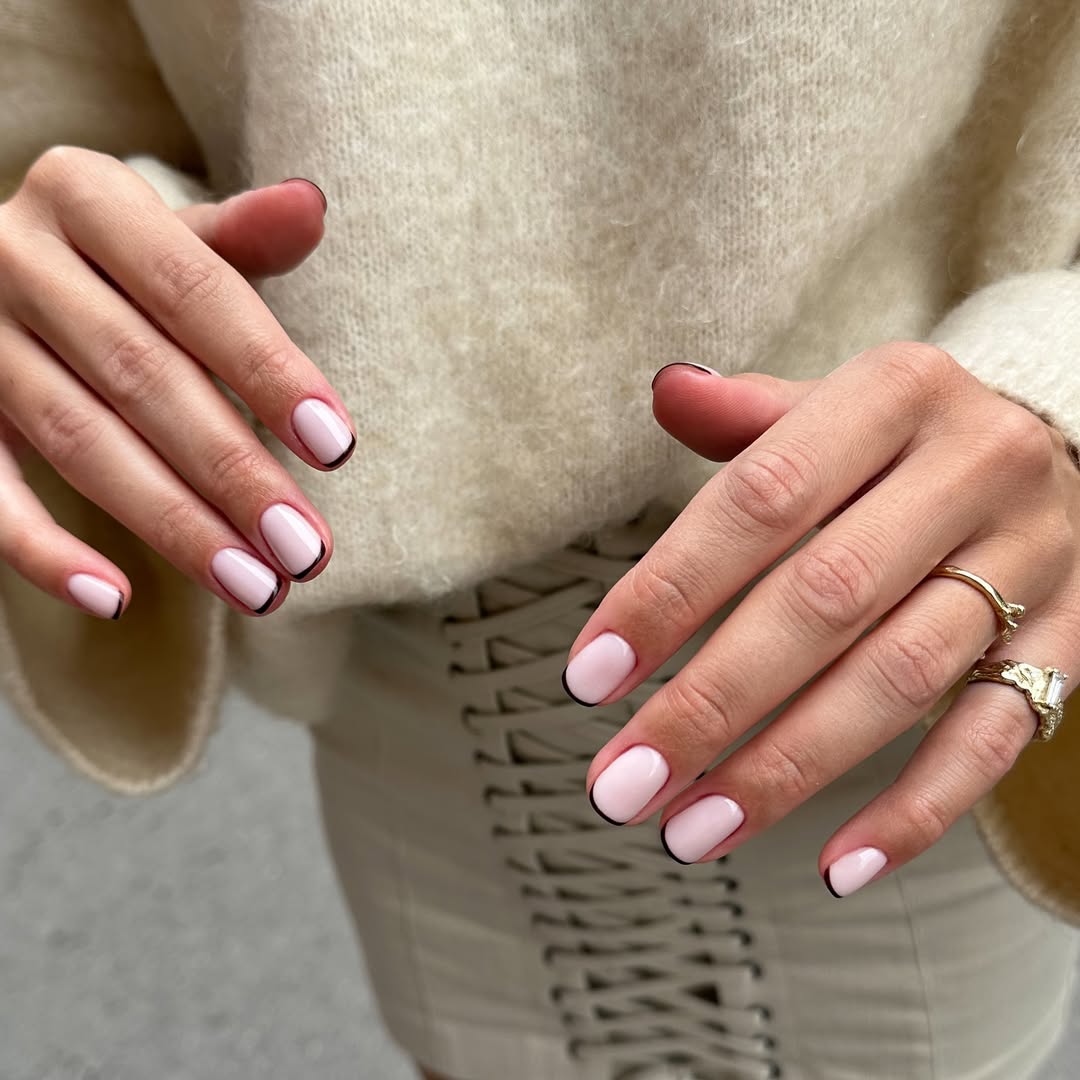 Microfrancesinha preta com base rosada