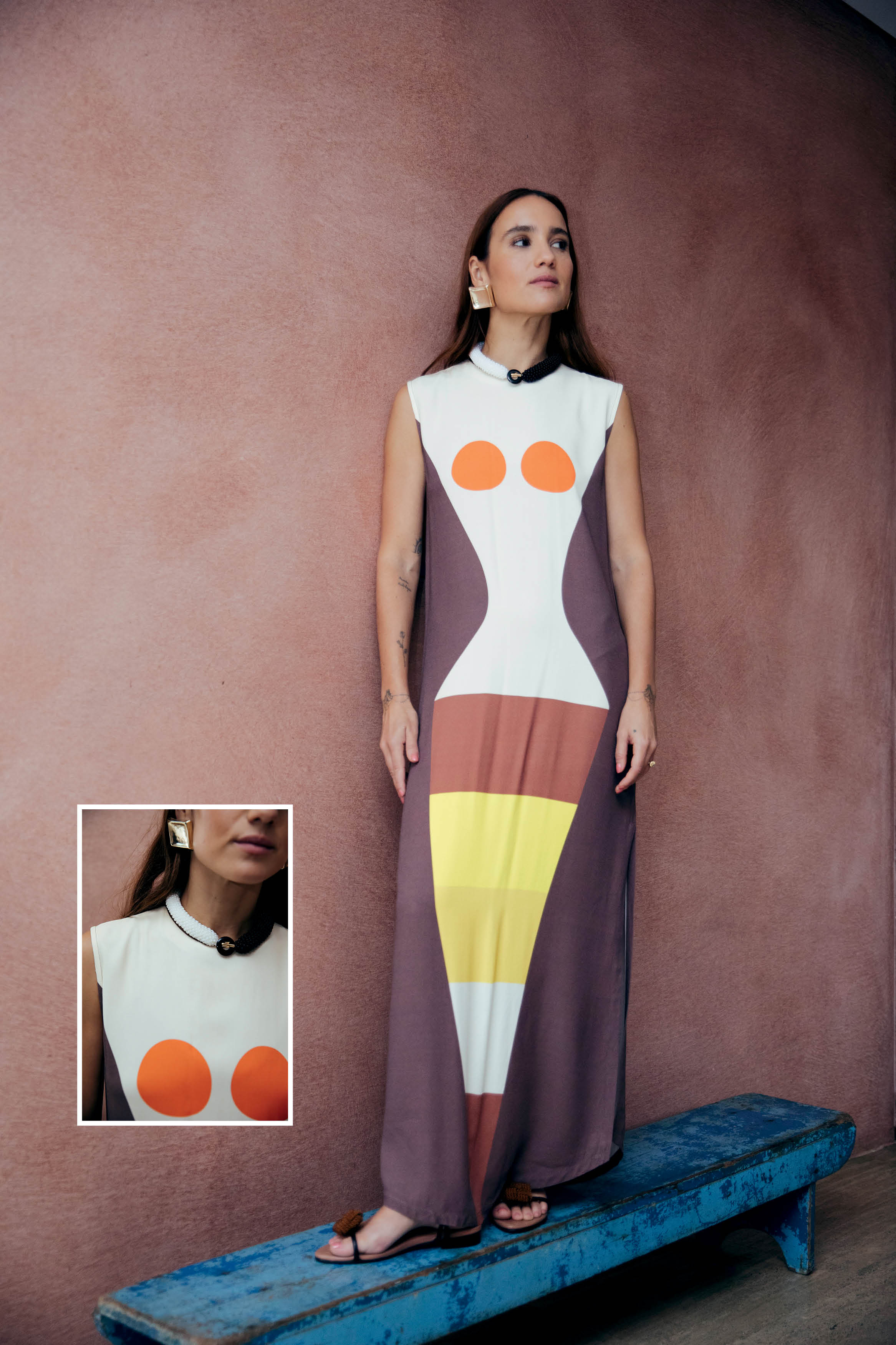 Foto de Juliana Bordin. Ela &eacute; morena e usa um vestido que imita o formato de corpo de uma sereia