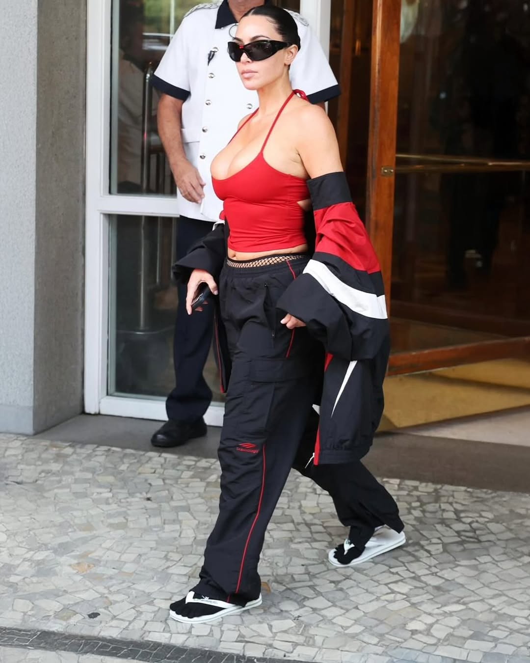Kim Kardashian usando chinelo havaianas