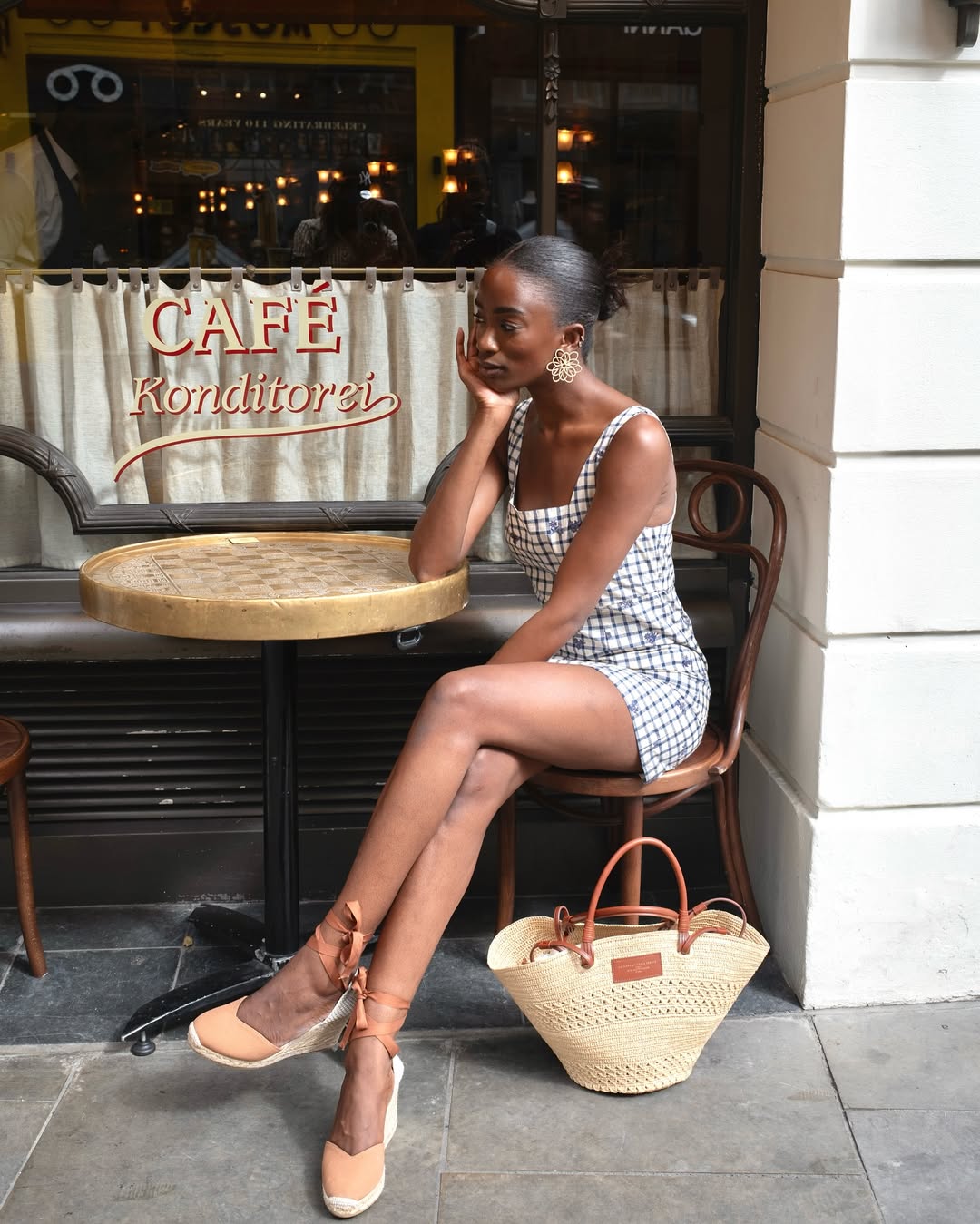 Look cl&aacute;ssico de ver&atilde;o com sand&aacute;lia anabela de corda