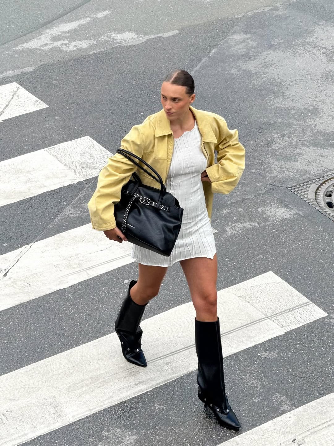 Vestido curto com jaqueta e bota de cano alto preta cria efeito de pernas mais longas
