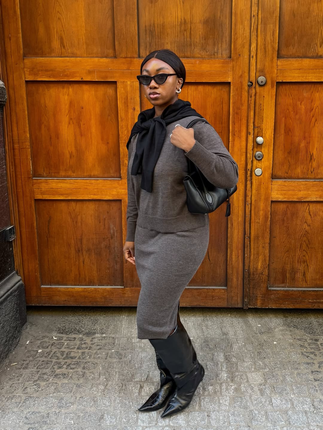 Conjunto de tric&ocirc; com bota de cano alto preta cria visual elegante e alongado