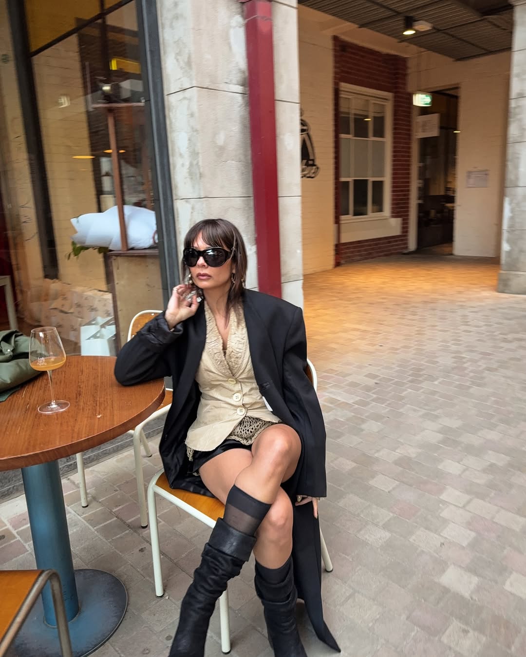Blazer com look curto e bota de cano alto cria propor&ccedil;&atilde;o fashion que alonga a silhueta