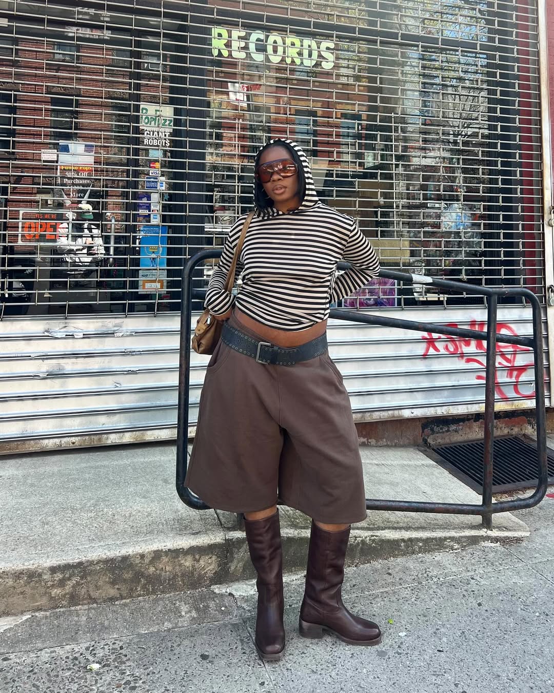 Jorts com bota de cano alto marrom cria look urbano com efeito alongador