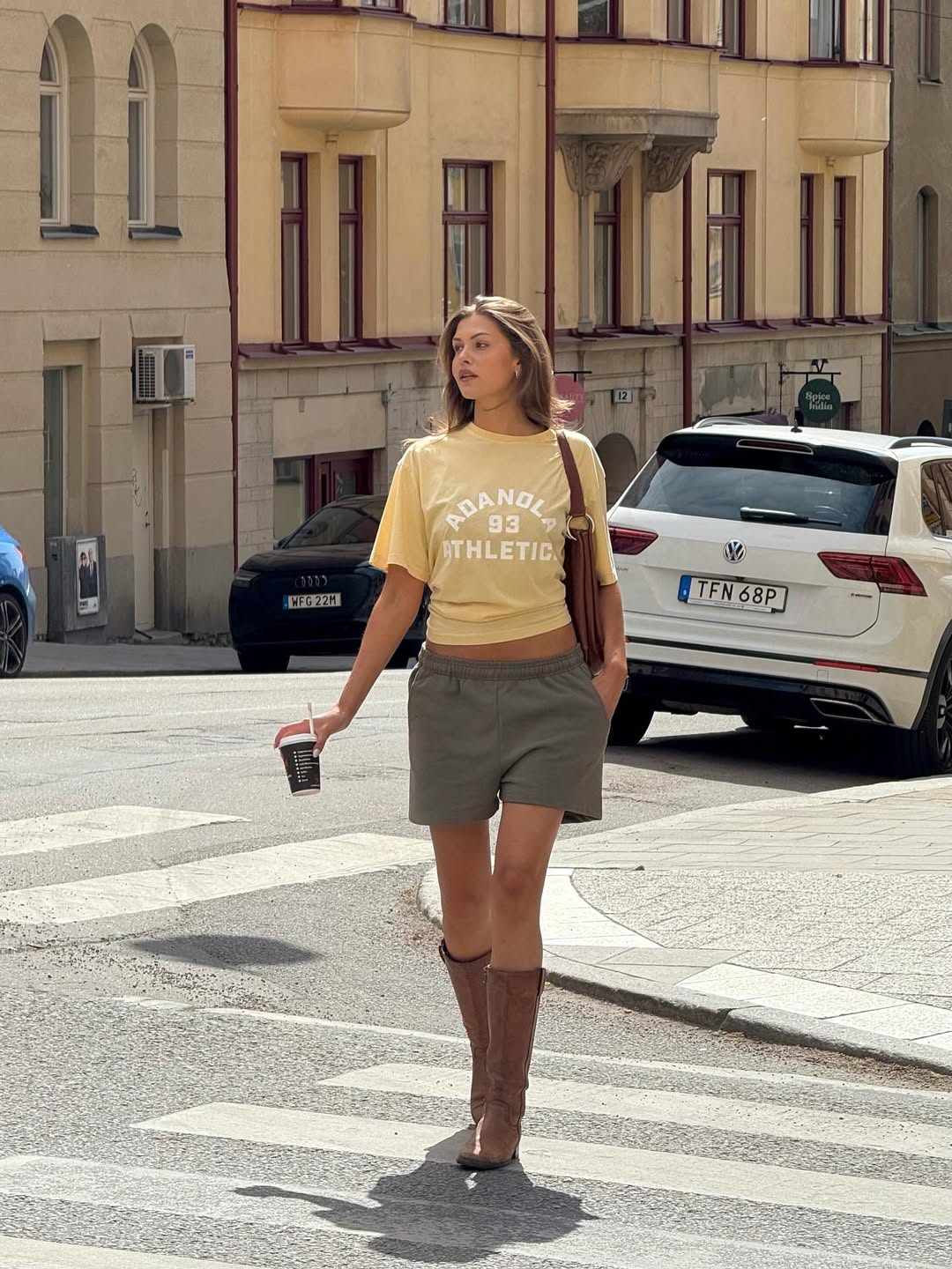 Short soltinho com bota de cano alto marrom &eacute; truque f&aacute;cil para alongar as pernas